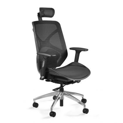 Juoda biuro kėdė su guminiais ratukais ir reguliuojamu aukščio mechanizmu.